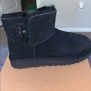 Brand new mini bailey fluff buckle ugg size 10